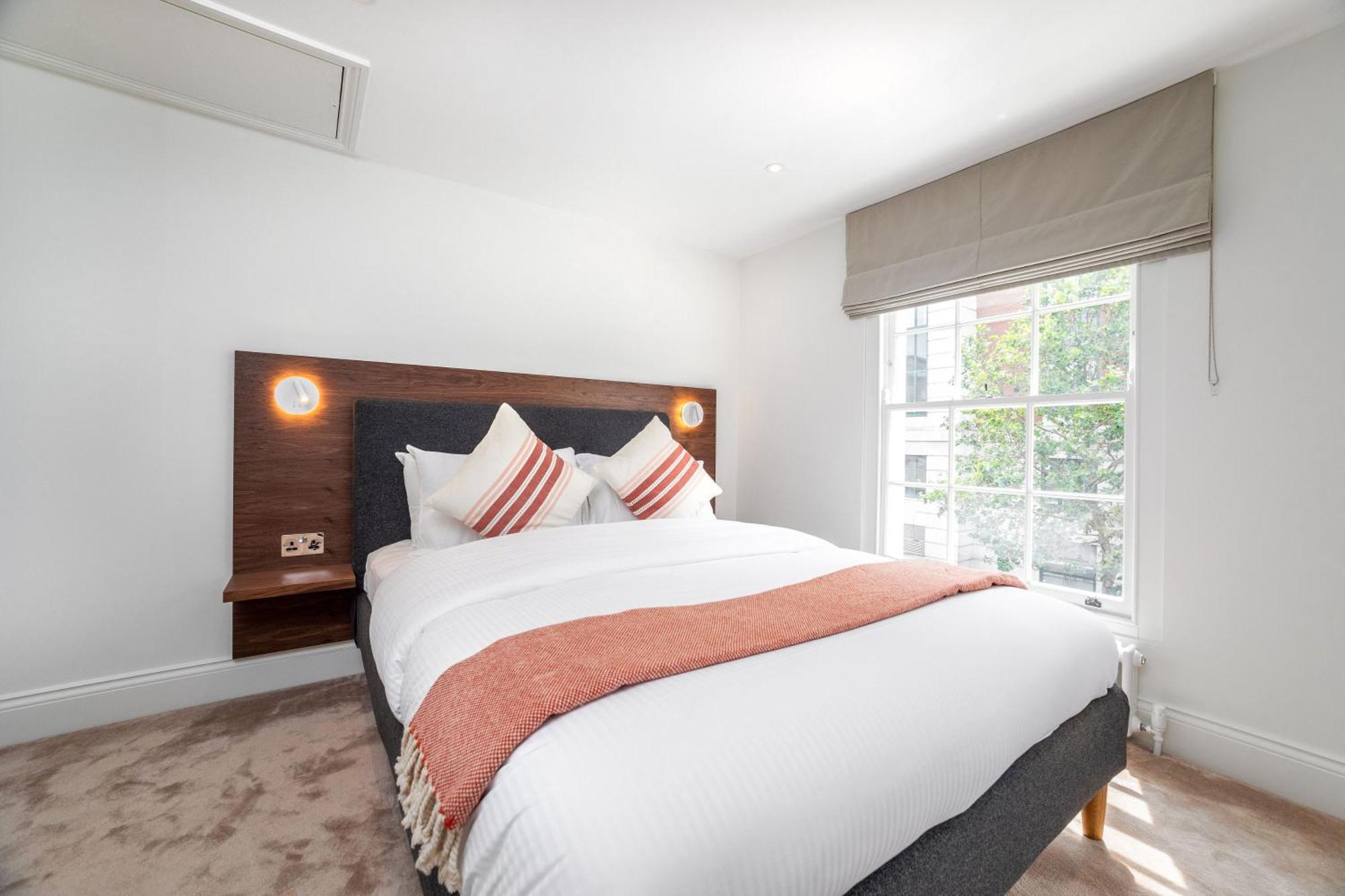 3 Bedroom Flat With Terrace In London