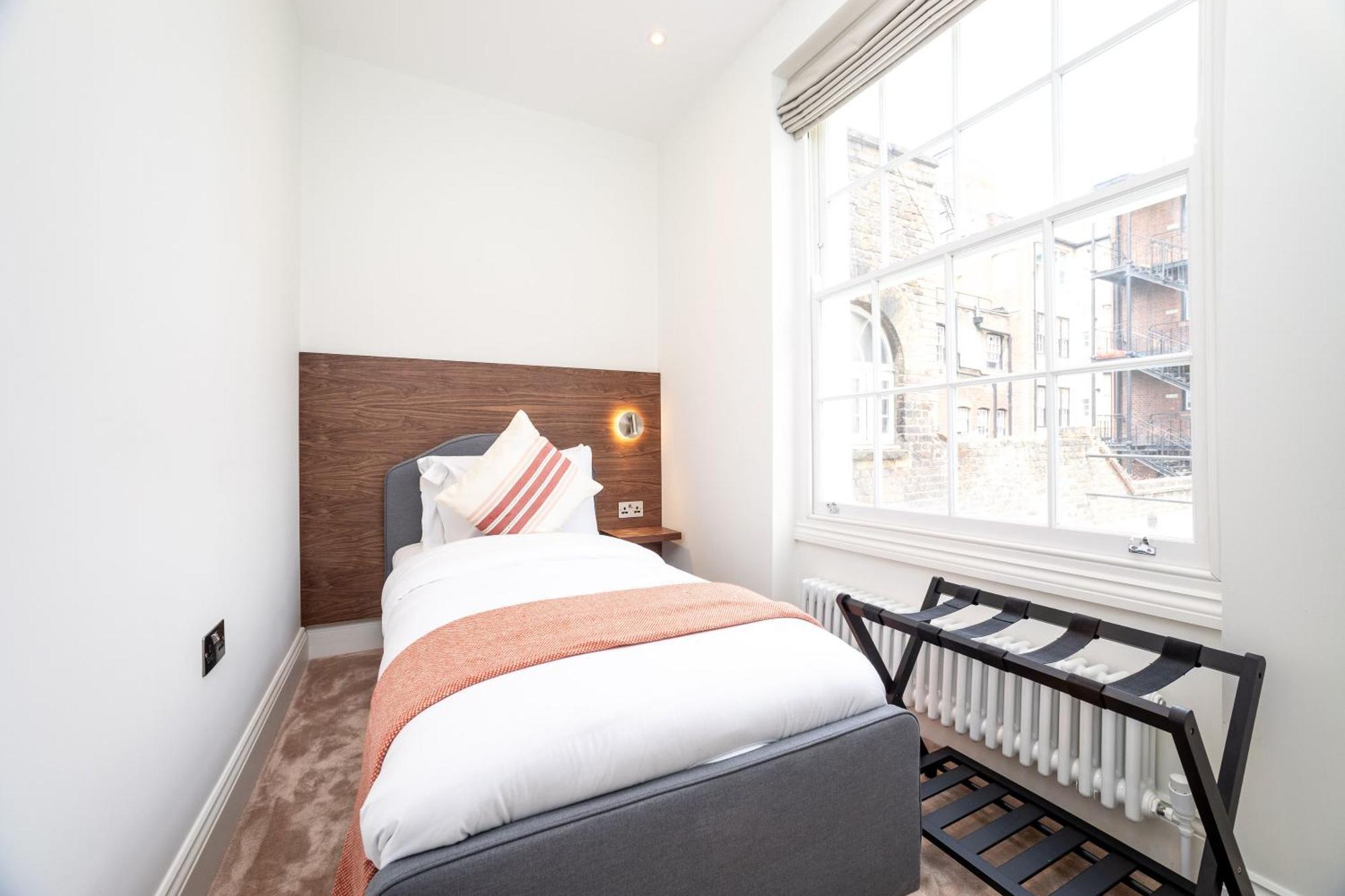 Apartment 3 Bedroom Flat With Terrace In London