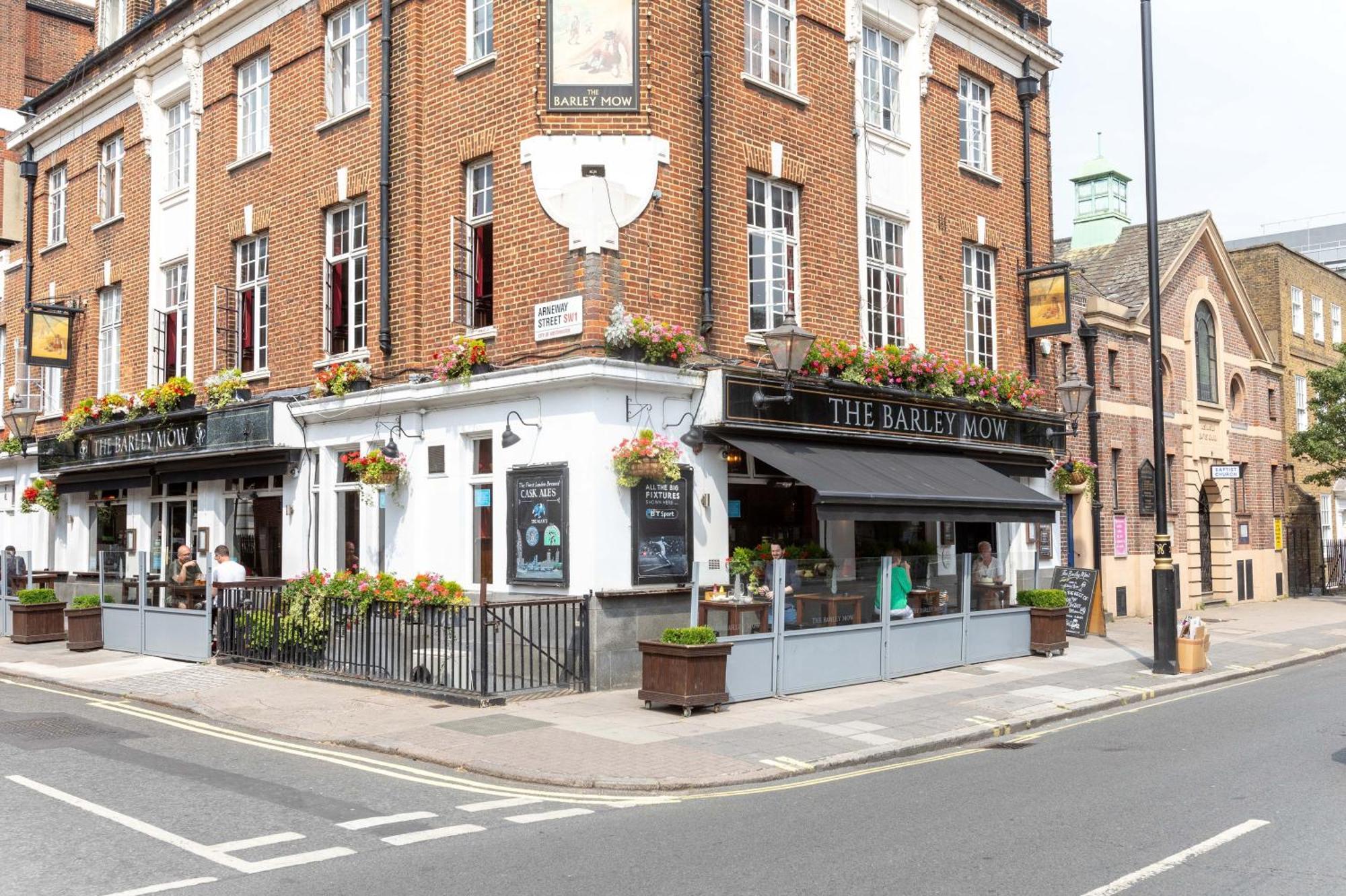 3 Bedroom Flat With Terrace In London