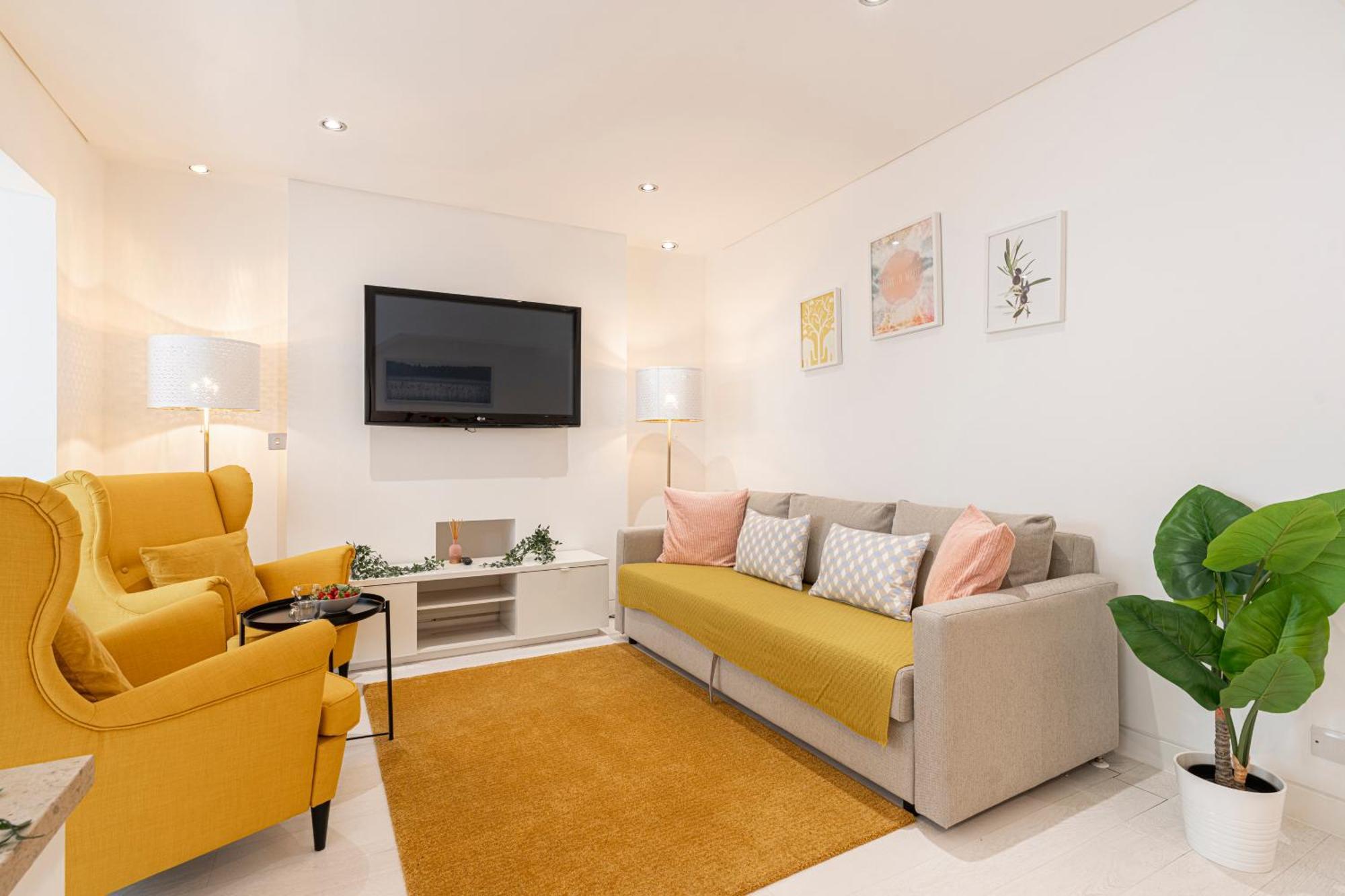 At Kensington And Knightsbridge Apartment *