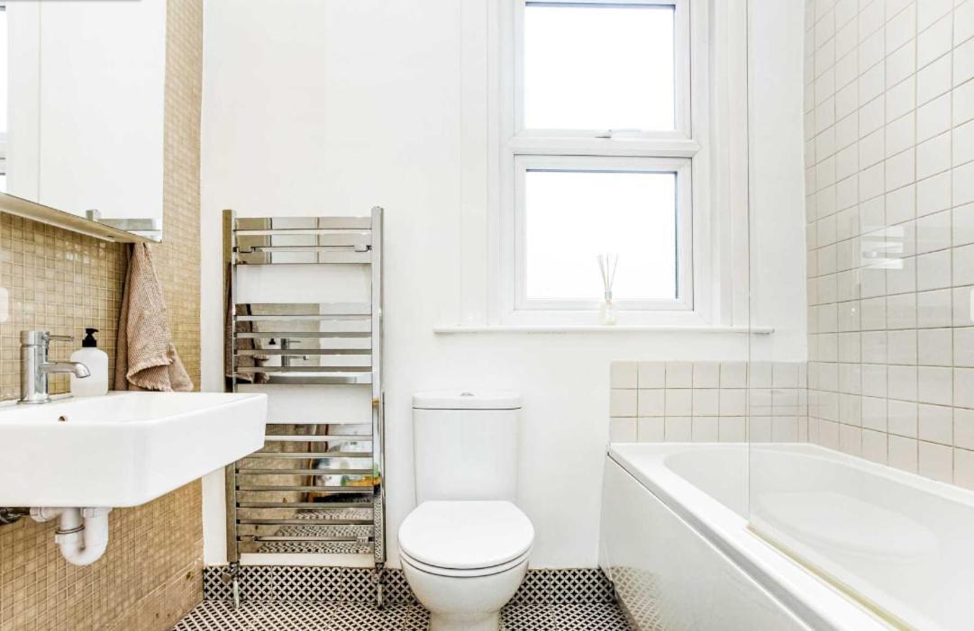 Bright And Stylish 2 Bedroom First Floor Flat * Londen