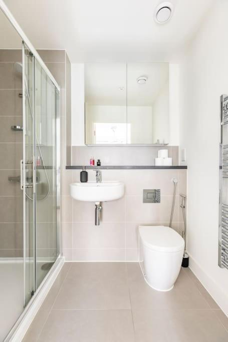 Stylish & Comfortable Top-floor Flat In Harrow Apartment