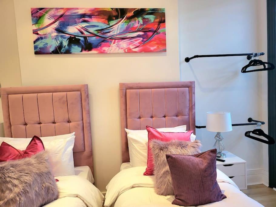 Spacious Six Bedrooms House By Sensational Short Lets & Serviced With 13 Beds, Free Parking, Free Wi-fi & Balcony Ferienhaus *