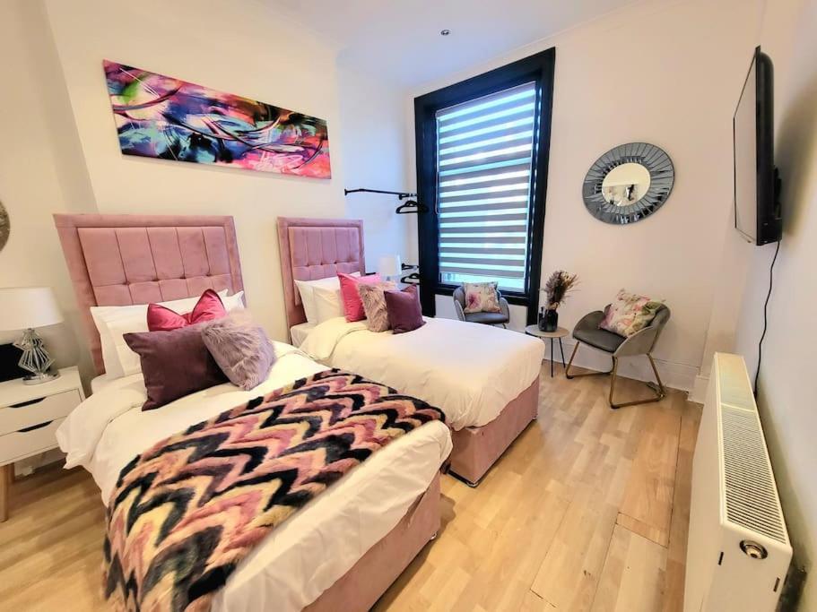 Ferienhaus Spacious Six Bedrooms House By Sensational Short Lets & Serviced With 13 Beds, Free Parking, Free Wi-fi & Balcony London