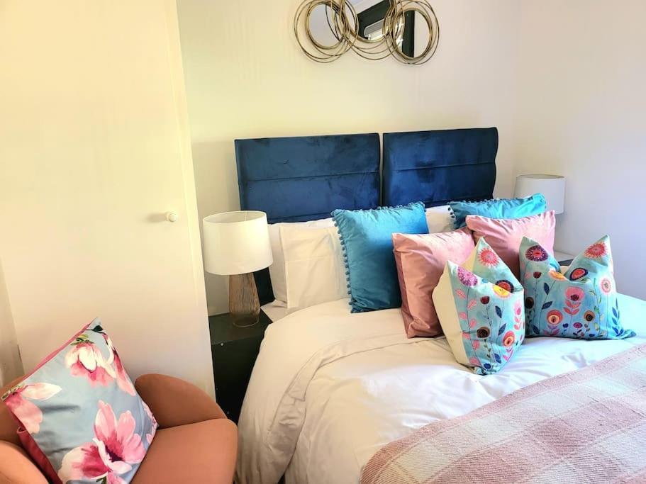 Spacious Six Bedrooms House By Sensational Short Lets & Serviced With 13 Beds, Free Parking, Free Wi-fi & Balcony Ferienhaus London