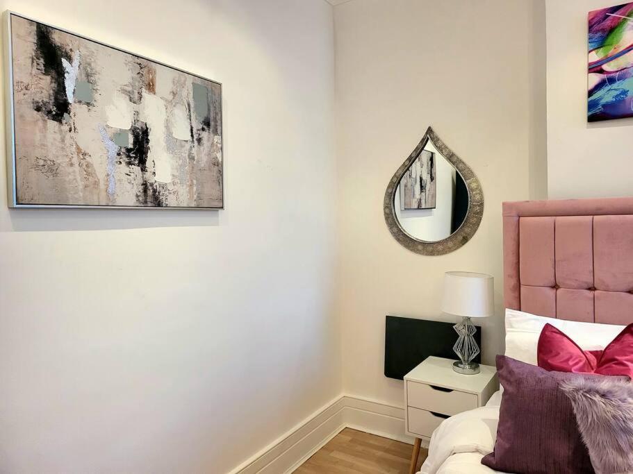 Spacious Six Bedrooms House By Sensational Short Lets & Serviced With 13 Beds, Free Parking, Free Wi-fi & Balcony Ferienhaus