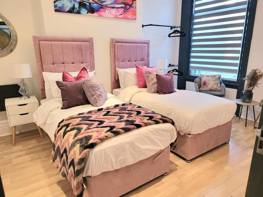 Spacious Six Bedrooms House By Sensational Short Lets & Serviced With 13 Beds, Free Parking, Free Wi-fi & Balcony *