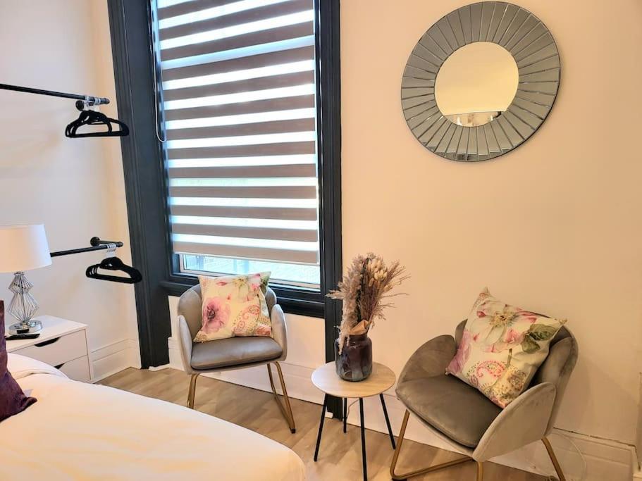Spacious Six Bedrooms House By Sensational Short Lets & Serviced With 13 Beds, Free Parking, Free Wi-fi & Balcony Ferienhaus *