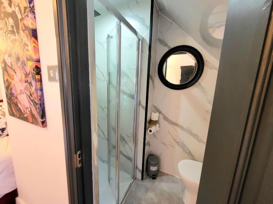 Spacious Six Bedrooms House By Sensational Short Lets & Serviced With 13 Beds, Free Parking, Free Wi-fi & Balcony * London