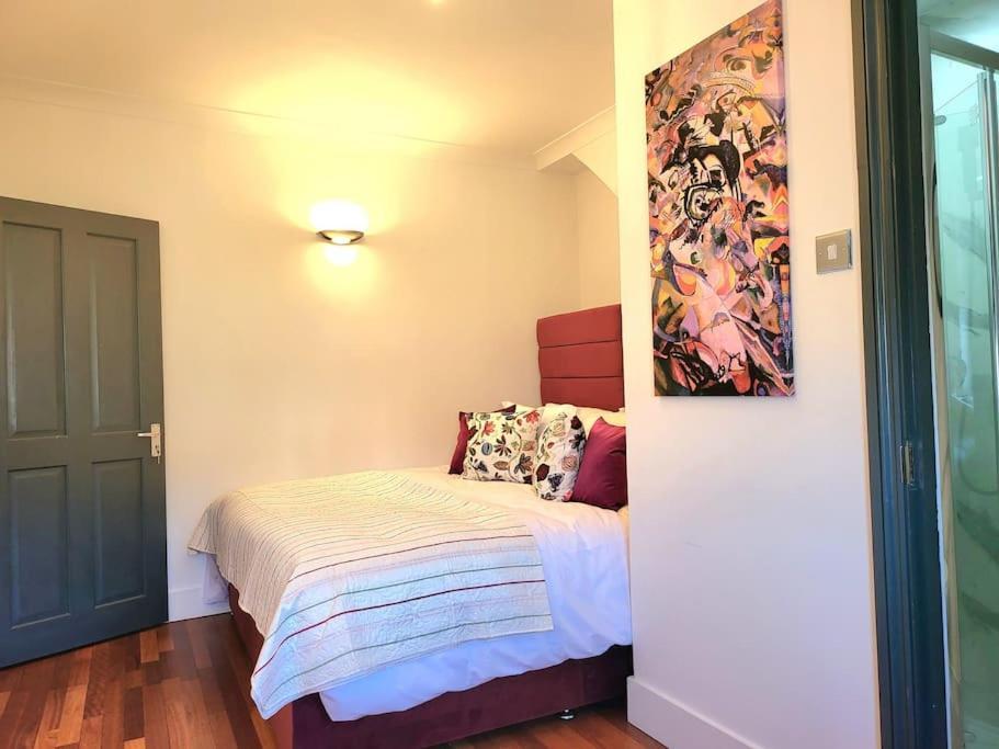 Spacious Six Bedrooms House By Sensational Short Lets & Serviced With 13 Beds, Free Parking, Free Wi-fi & Balcony *