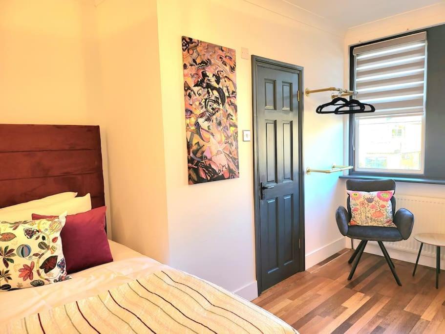 Spacious Six Bedrooms House By Sensational Short Lets & Serviced With 13 Beds, Free Parking, Free Wi-fi & Balcony Ferienhaus London