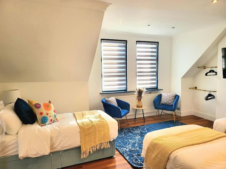Spacious Six Bedrooms House By Sensational Short Lets & Serviced With 13 Beds, Free Parking, Free Wi-fi & Balcony Ferienhaus London