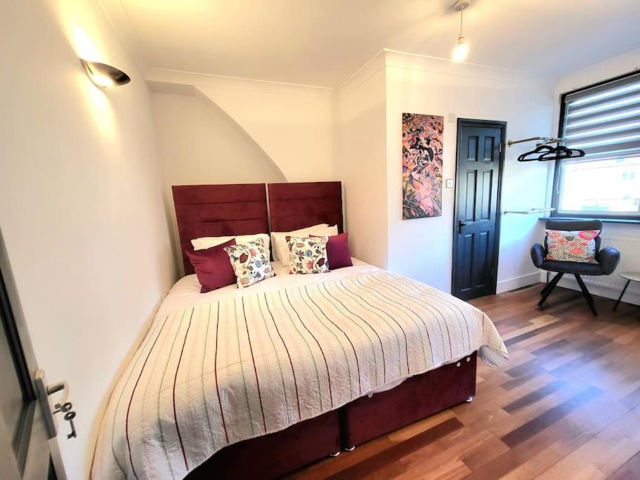Spacious Six Bedrooms House By Sensational Short Lets & Serviced With 13 Beds, Free Parking, Free Wi-fi & Balcony *