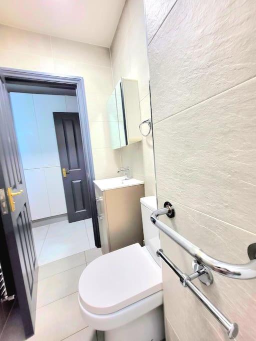 Spacious Six Bedrooms House By Sensational Short Lets & Serviced With 13 Beds, Free Parking, Free Wi-fi & Balcony Ferienhaus *