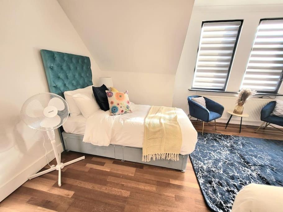 Ferienhaus Spacious Six Bedrooms House By Sensational Short Lets & Serviced With 13 Beds, Free Parking, Free Wi-fi & Balcony *