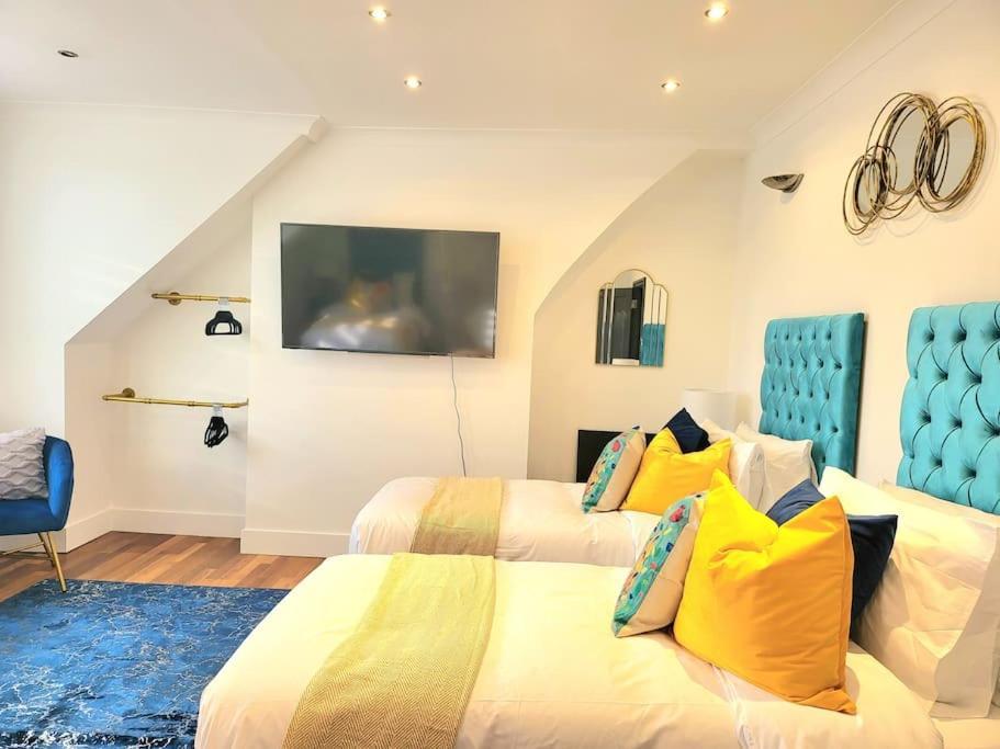 Spacious Six Bedrooms House By Sensational Short Lets & Serviced With 13 Beds, Free Parking, Free Wi-fi & Balcony * London
