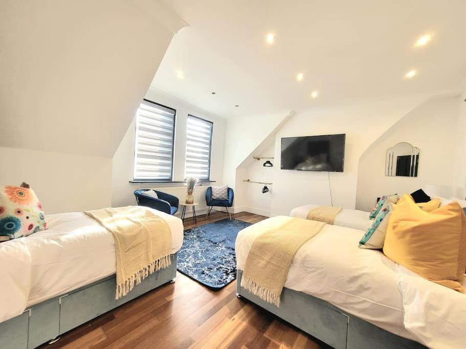 Ferienhaus Spacious Six Bedrooms House By Sensational Short Lets & Serviced With 13 Beds, Free Parking, Free Wi-fi & Balcony