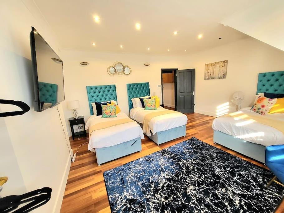 Spacious Six Bedrooms House By Sensational Short Lets & Serviced With 13 Beds, Free Parking, Free Wi-fi & Balcony Ferienhaus *