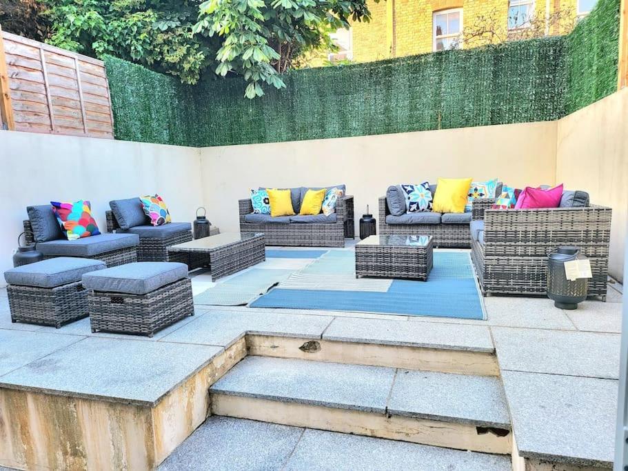 Spacious Six Bedrooms House By Sensational Short Lets & Serviced With 13 Beds, Free Parking, Free Wi-fi & Balcony