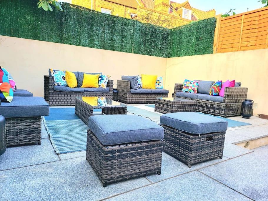 Spacious Six Bedrooms House By Sensational Short Lets & Serviced With 13 Beds, Free Parking, Free Wi-fi & Balcony *