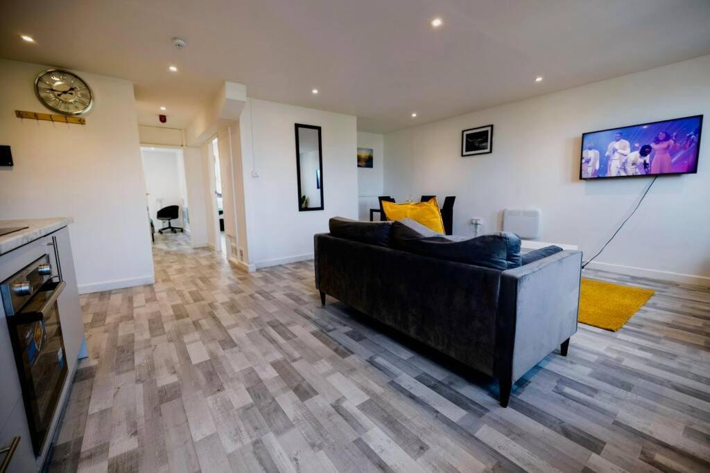 2 Bedrooms -parking-very Spacious-wifi * Londen