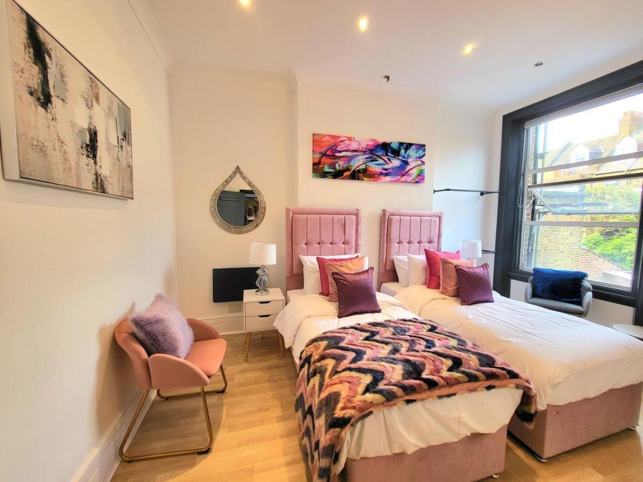 Spacious Six Bedrooms House By Sensational Short Lets & Serviced With 13 Beds, Free Parking, Free Wi-fi & Balcony London