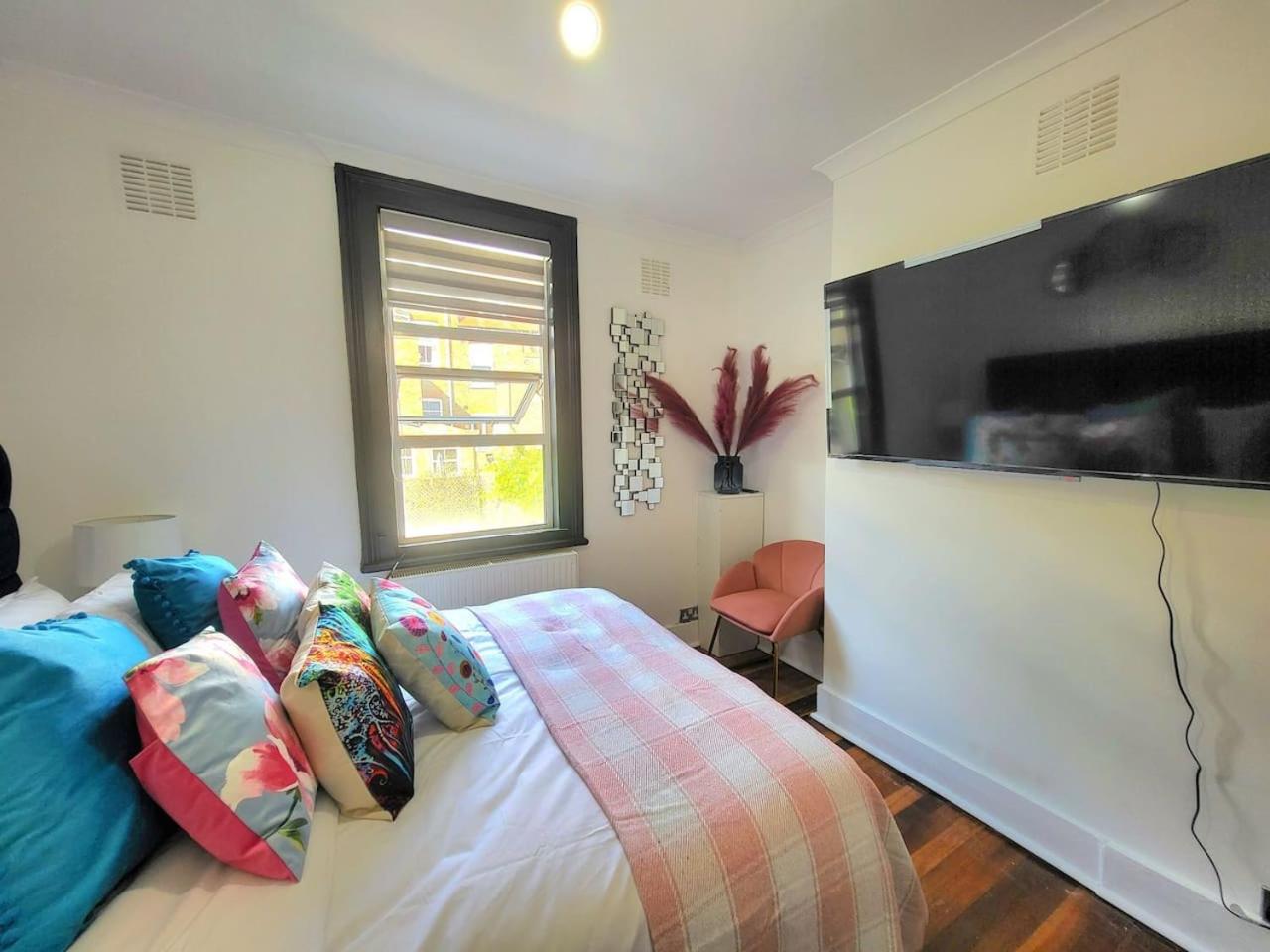 Spacious Six Bedrooms House By Sensational Short Lets & Serviced With 13 Beds, Free Parking, Free Wi-fi & Balcony Ferienhaus London