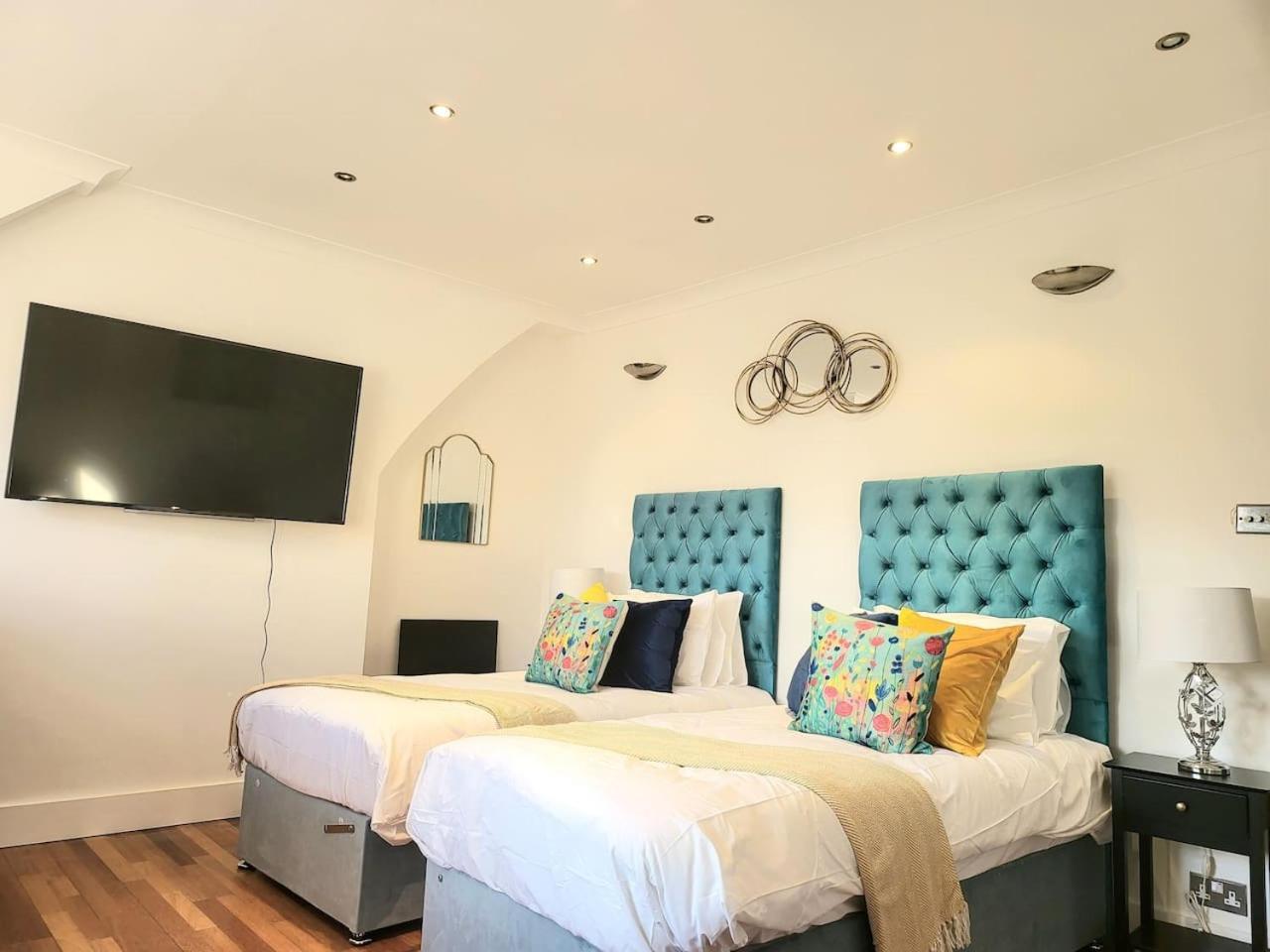 Spacious Six Bedrooms House By Sensational Short Lets & Serviced With 13 Beds, Free Parking, Free Wi-fi & Balcony Ferienhaus *