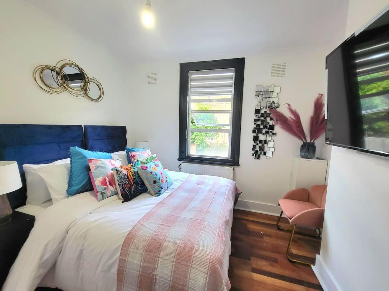Spacious Six Bedrooms House By Sensational Short Lets & Serviced With 13 Beds, Free Parking, Free Wi-fi & Balcony London