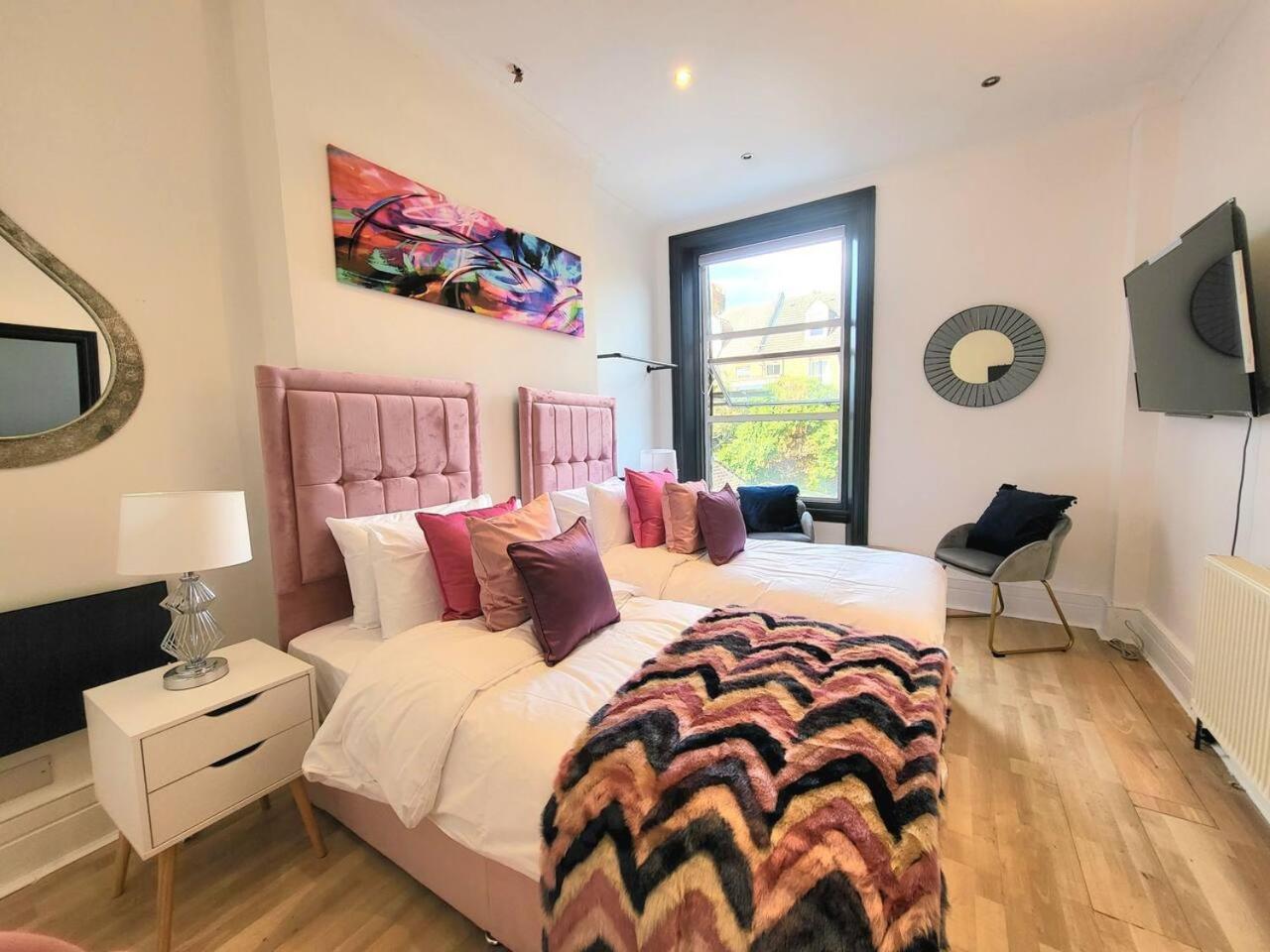Spacious Six Bedrooms House By Sensational Short Lets & Serviced With 13 Beds, Free Parking, Free Wi-fi & Balcony Ferienhaus