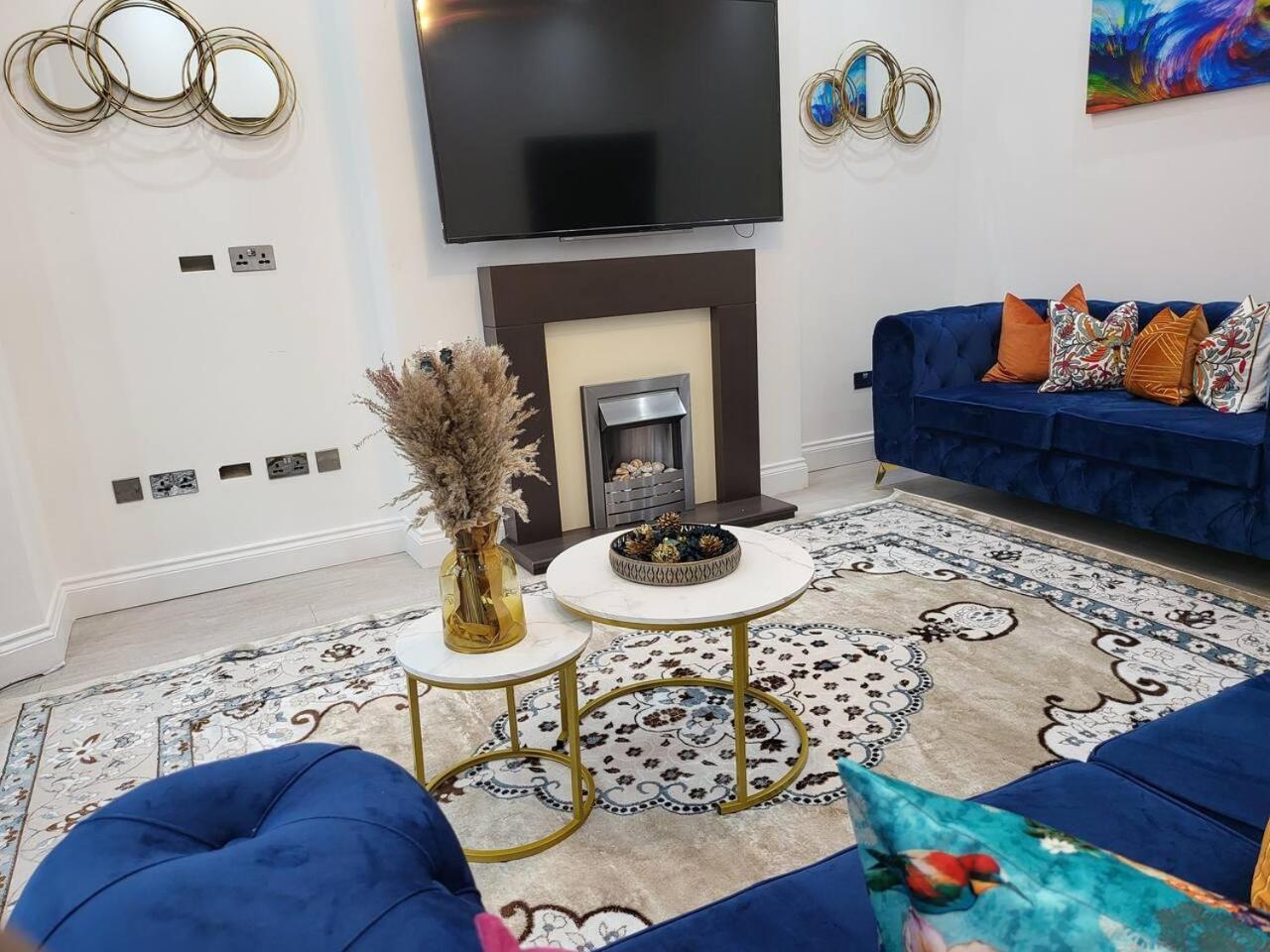 Spacious Six Bedrooms House By Sensational Short Lets & Serviced With 13 Beds, Free Parking, Free Wi-fi & Balcony Ferienhaus