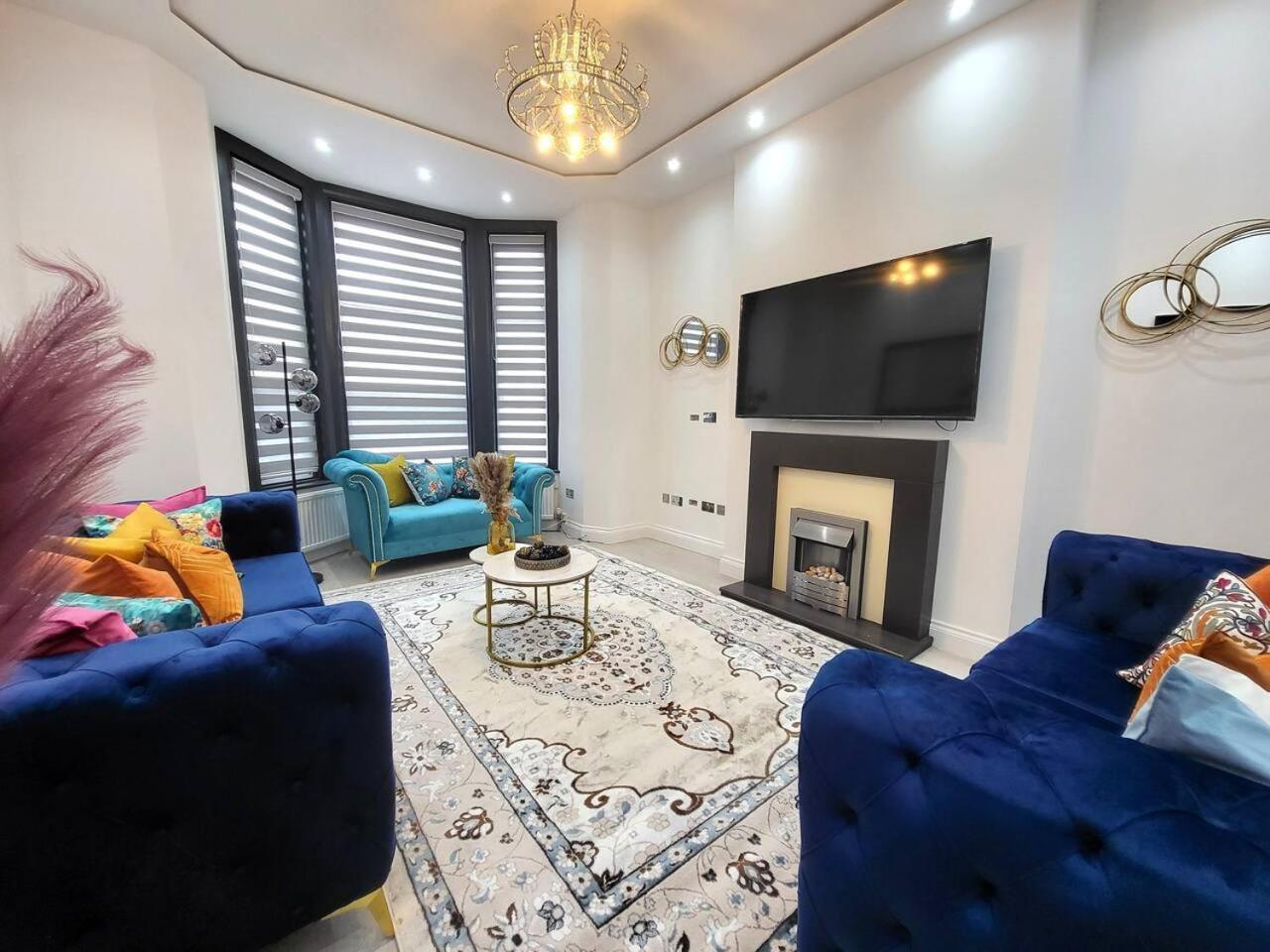 Ferienhaus Spacious Six Bedrooms House By Sensational Short Lets & Serviced With 13 Beds, Free Parking, Free Wi-fi & Balcony *