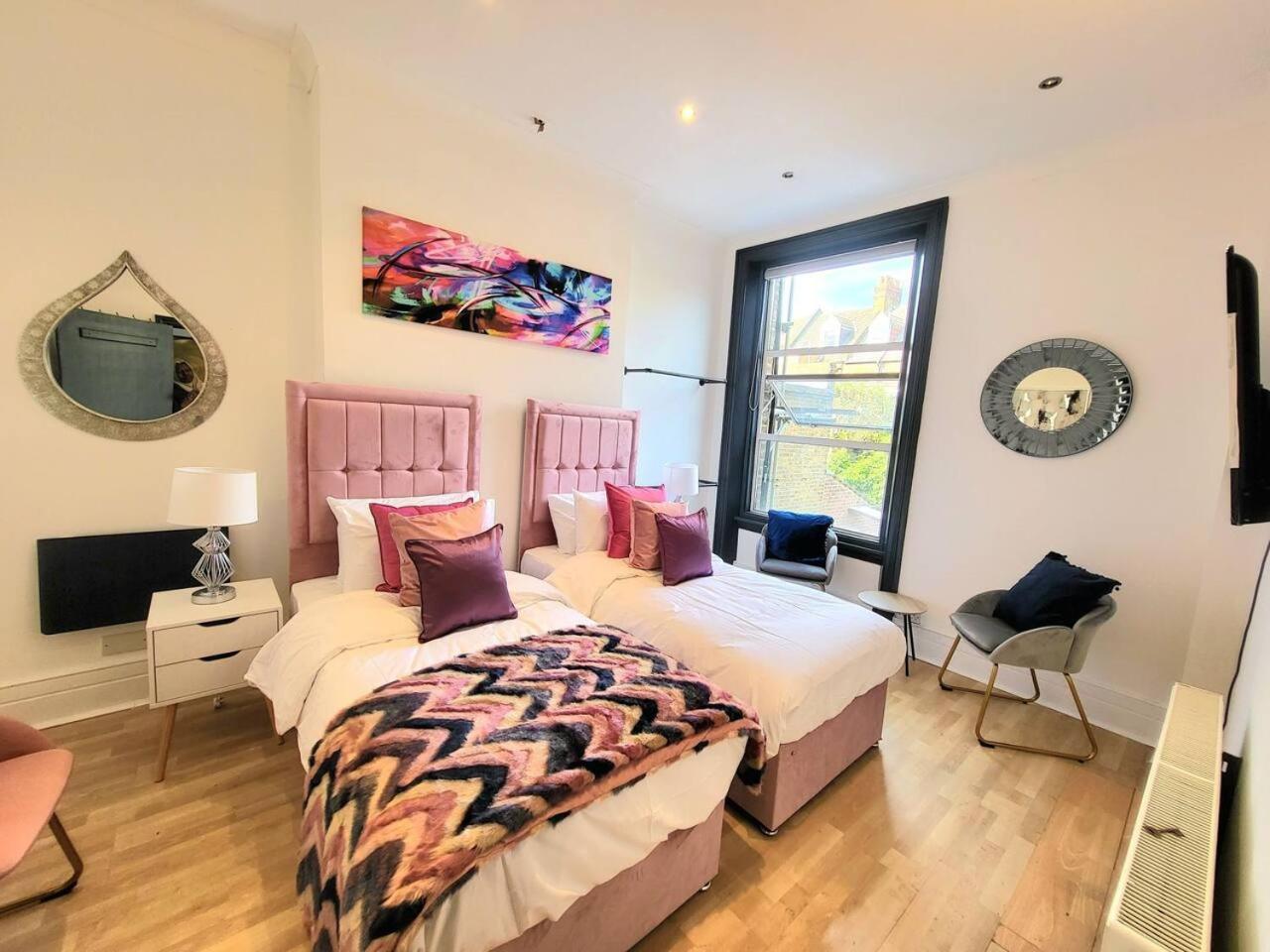 Spacious Six Bedrooms House By Sensational Short Lets & Serviced With 13 Beds, Free Parking, Free Wi-fi & Balcony Ferienhaus *