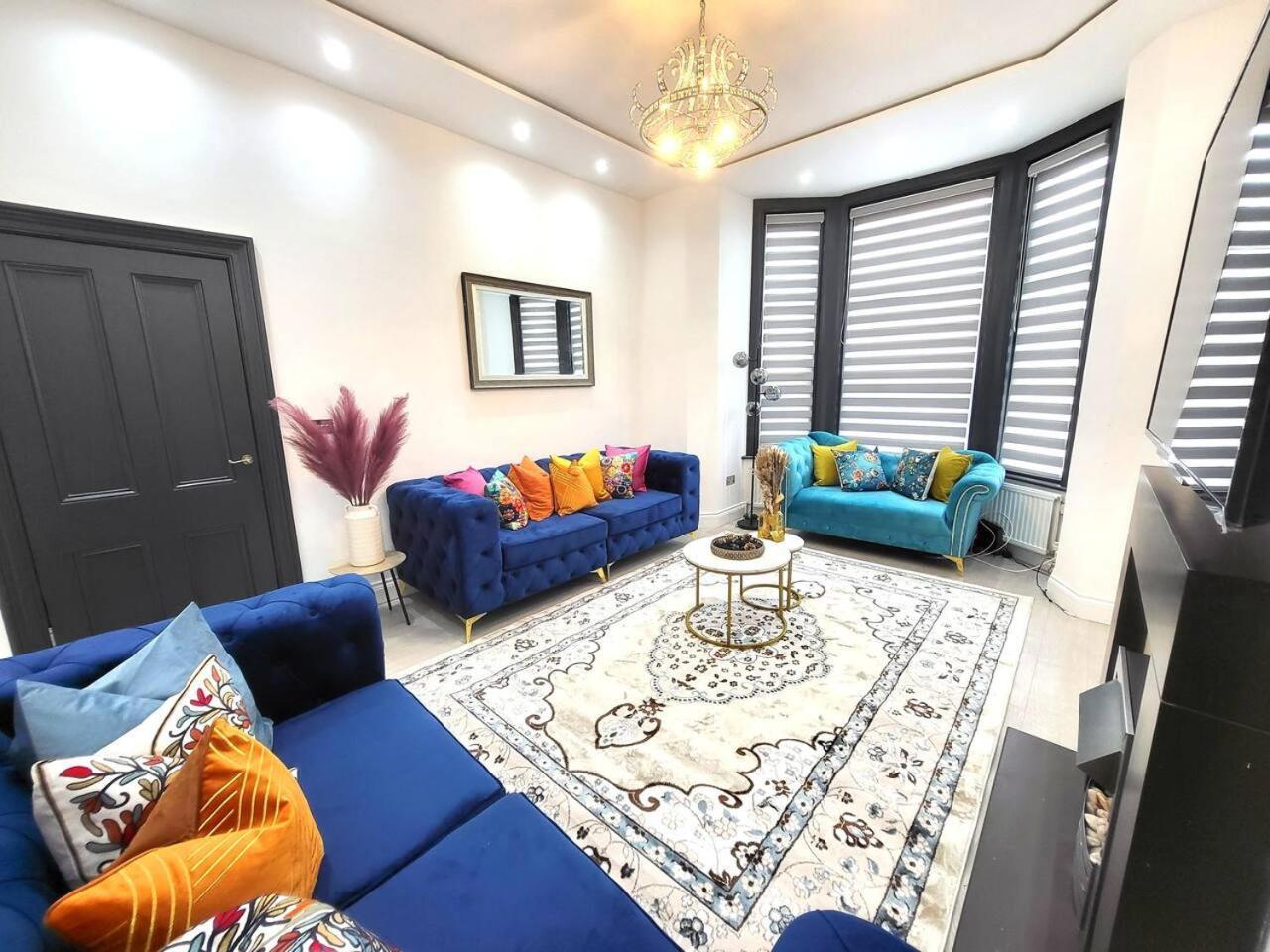 Ferienhaus Spacious Six Bedrooms House By Sensational Short Lets & Serviced With 13 Beds, Free Parking, Free Wi-fi & Balcony London