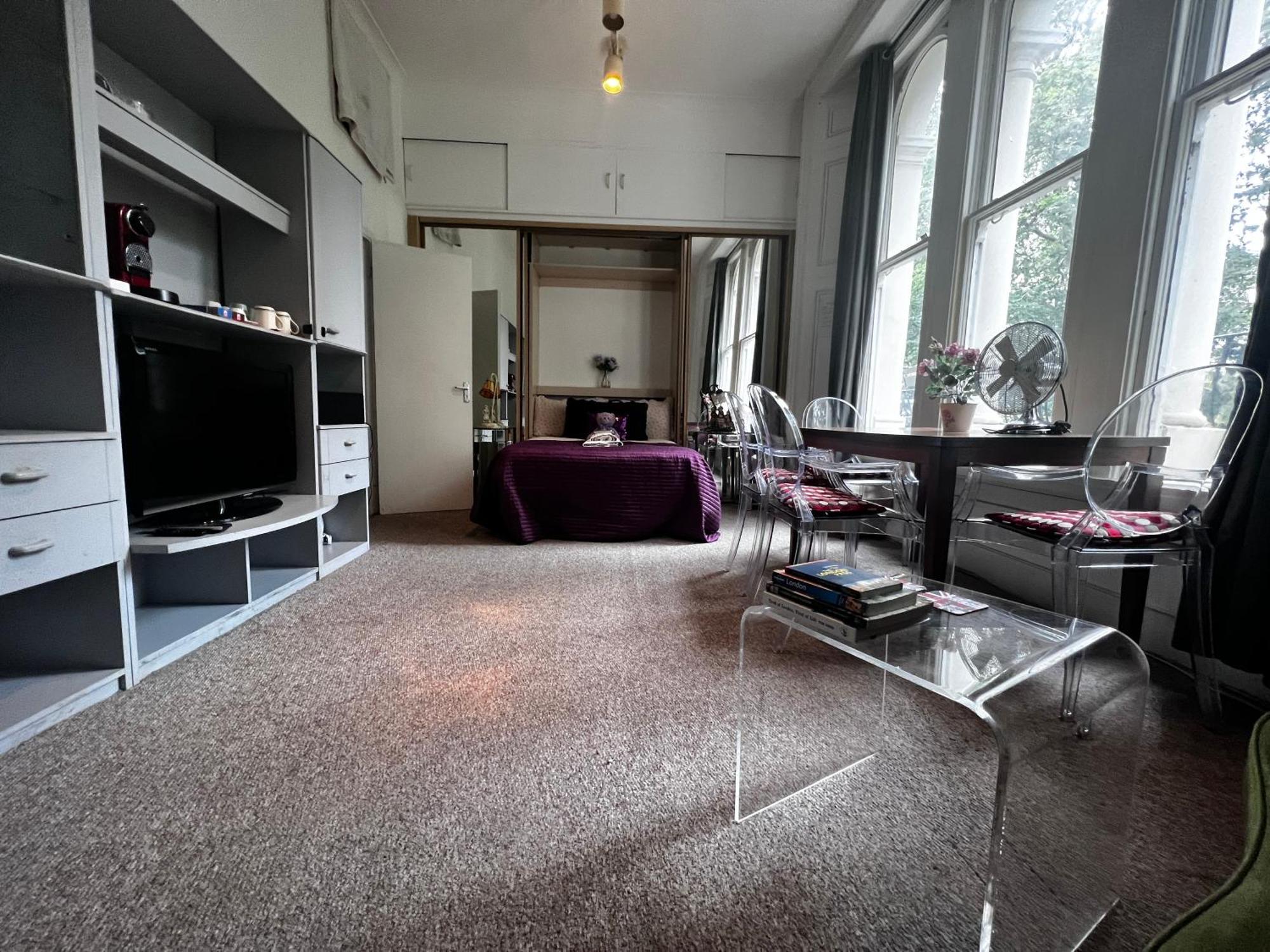 Apartment Hyde Park Has Private Balcony With Tranquil Garden View
