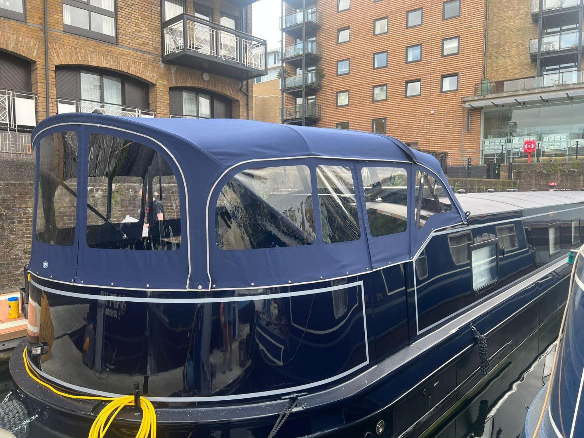 Elegant Houseboat Near Canary Wharf Londen