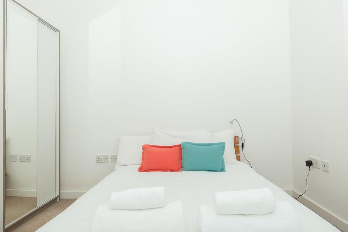 2 Bedroom East With Amazing Views Apartment London