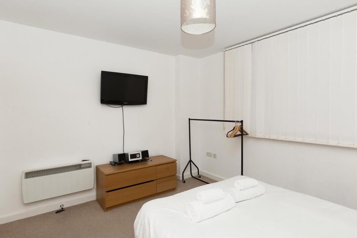 2 Bedroom East With Amazing Views Apartment London