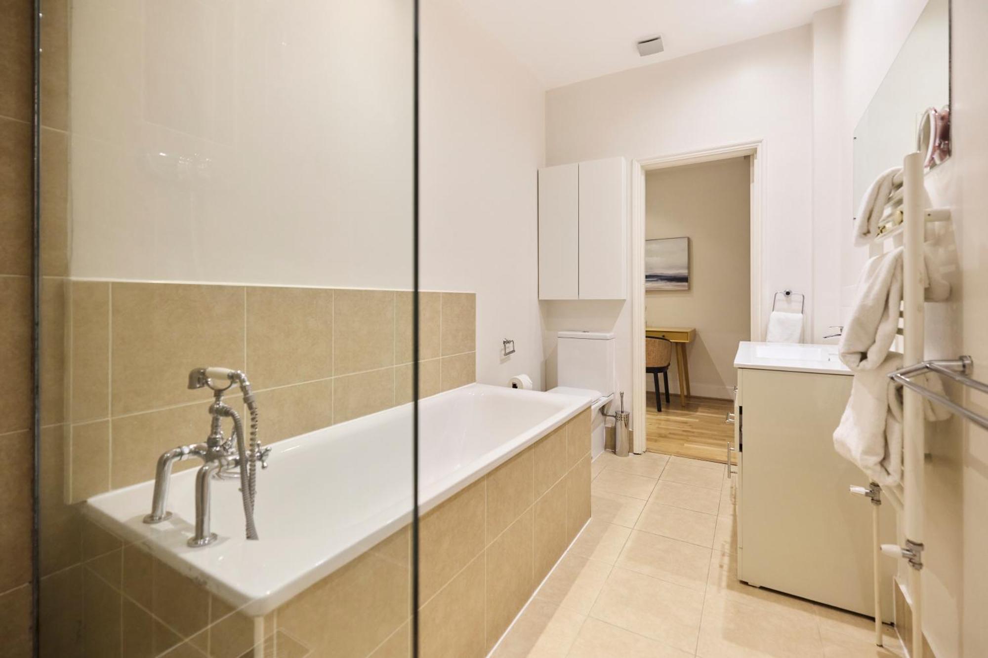 The West Kensington Hideout - Cozy 2bdr Flat With Garden London