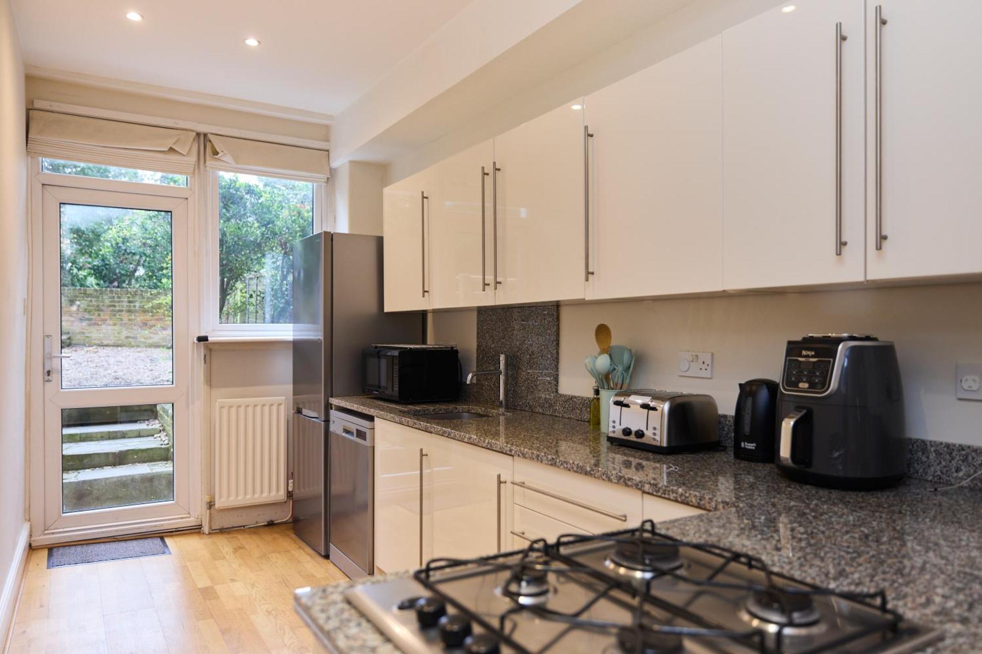 The West Kensington Hideout - Cozy 2bdr Flat With Garden Apartment