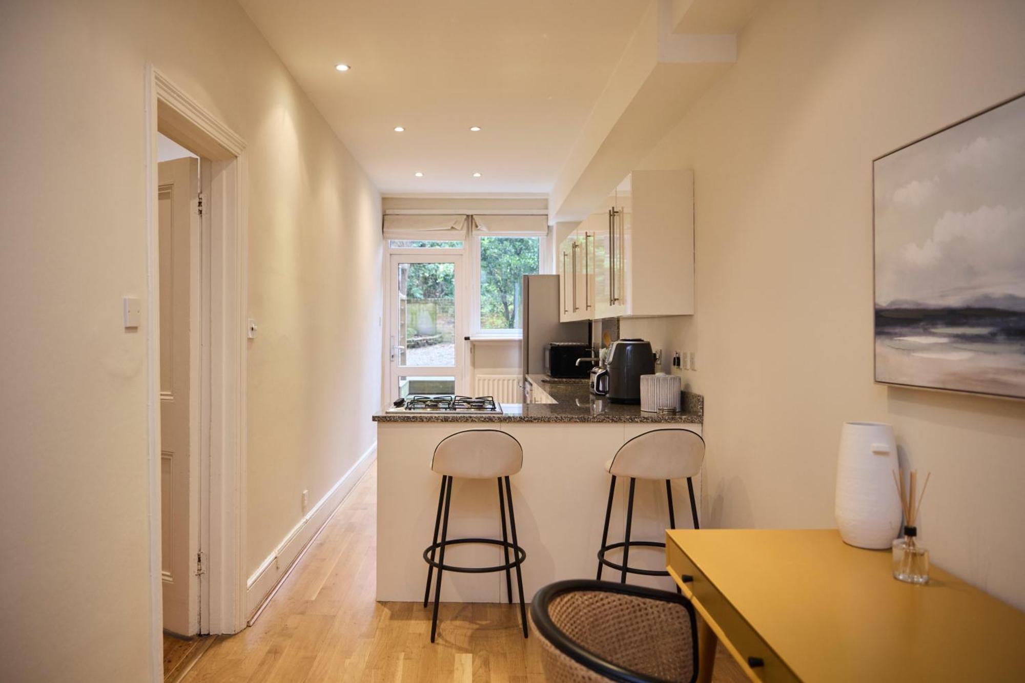 The West Kensington Hideout - Cozy 2bdr Flat With Garden London