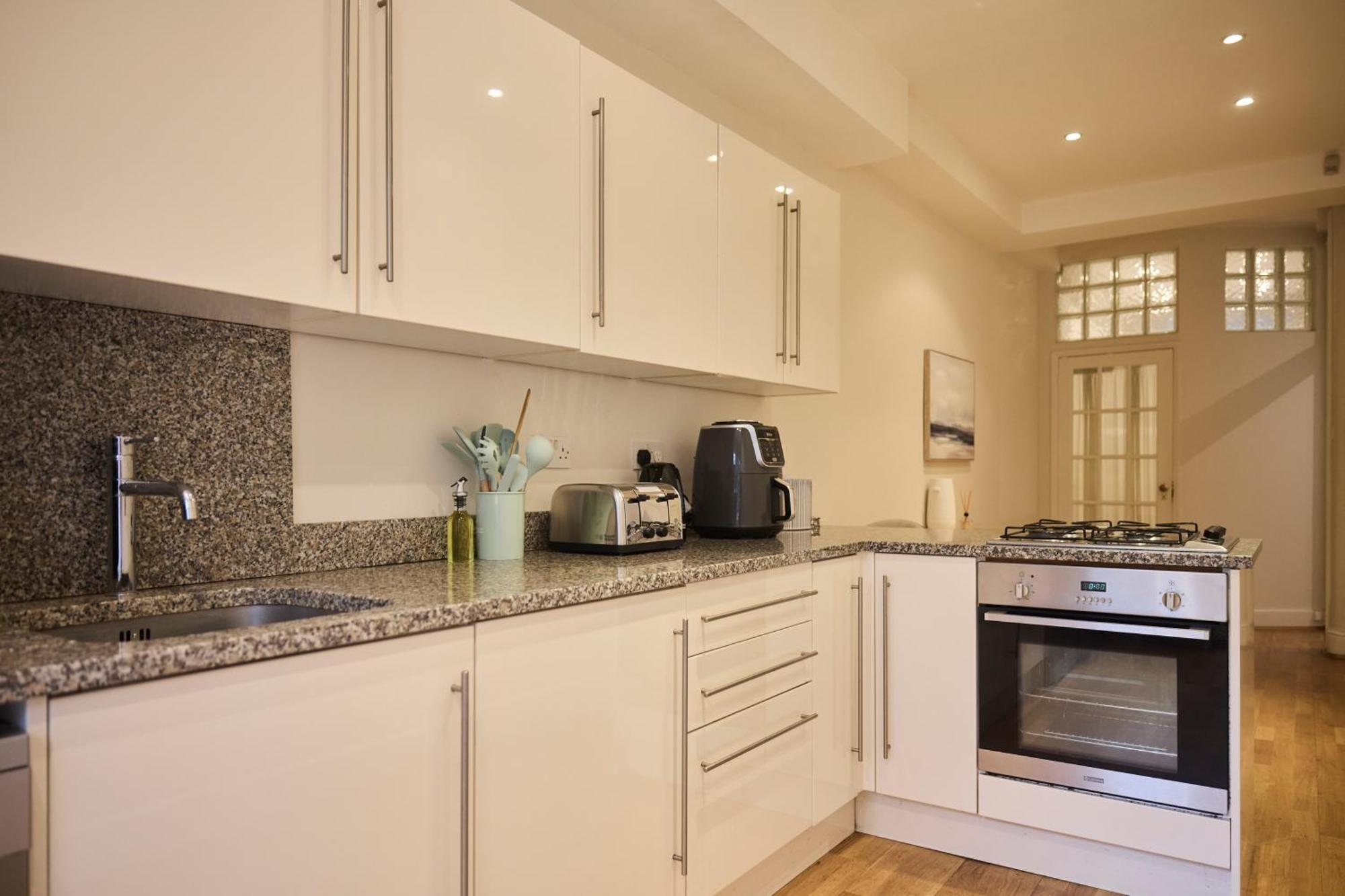 The West Kensington Hideout - Cozy 2bdr Flat With Garden London