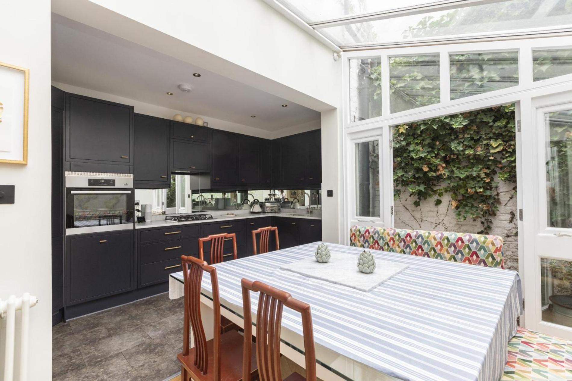 Whoops-a-daisy 3 Bedroom In Notting Hill *