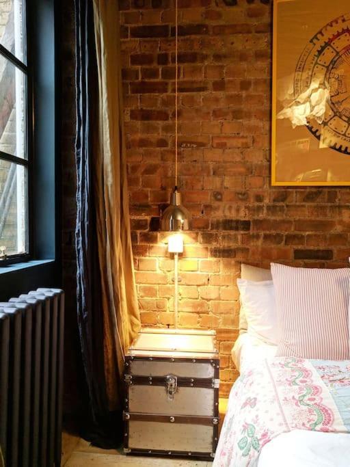 Stylish 1 Bed With Large Plant Filled Garden London