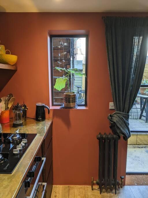 Stylish 1 Bed With Large Plant Filled Garden Apartment *