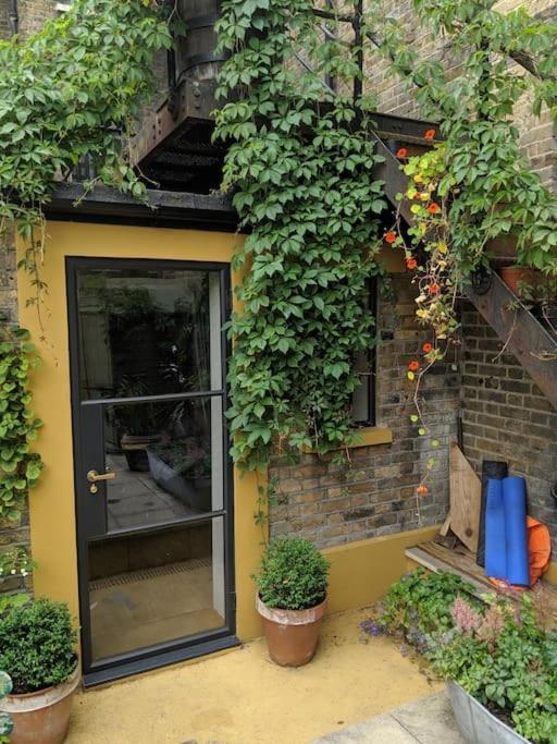 Apartment Stylish 1 Bed With Large Plant Filled Garden *