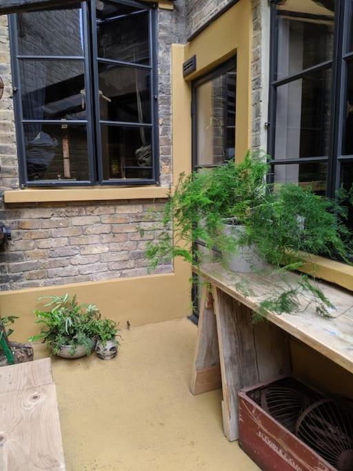 Stylish 1 Bed With Large Plant Filled Garden *