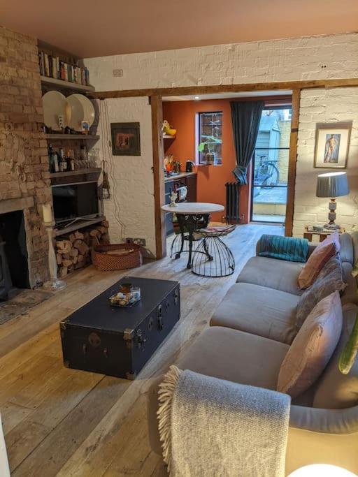 Stylish 1 Bed With Large Plant Filled Garden