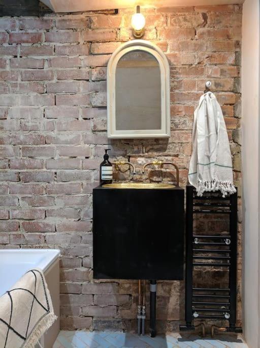 Stylish 1 Bed With Large Plant Filled Garden * London