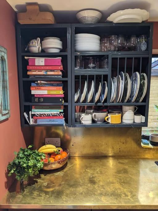 Stylish 1 Bed With Large Plant Filled Garden Apartment London